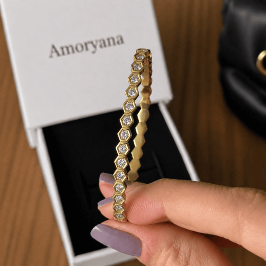 Elegant gold bracelet